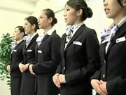 日本空姐指導正確的搶救乘客