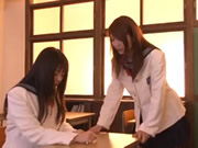 日本學院兩個穿JK水手服學妹在課室熱吻愛撫各自得到高潮