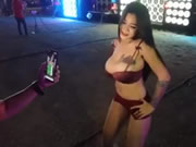 泰國豪乳騷女在廣場跳騷舞給路人拍